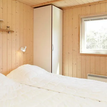 Three-bedroom Holiday In 26 *
